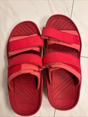 Vionic Size 11 Adjustable Recovery Slides